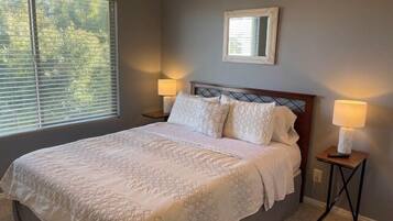 3 slaapkamers, een strijkplank/strijkijzer, gratis wifi, beddengoed