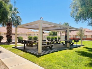 Outdoor dining - Blossom Bungalow by Mesquite Vacation Rentals in the Heart of Mesquite with 2 Car Garage and $510 in free daily activities (Mesquite)