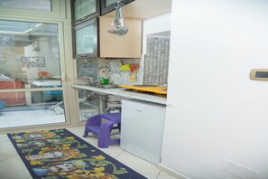 Family Apartment, Multiple Bedrooms, Sea Facing (Vicolo IV Home 200m From Sea) | Private kitchen | Fridge, microwave, oven, stovetop - Vicolo IV Home 200m From Sea (Syracuse)