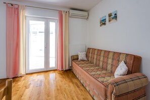 Standard-huoneisto, 1 parisänky, vuorten lähellä (Seaview Pool Suite Panorama 4) | Oleskelualue | Taulutelevisio