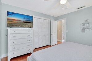 2 Schlafzimmer, Schreibtisch, Bügeleisen/Bügelbrett, Reisekinderbett