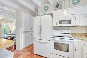 Refrigerador, microondas, parrilla de estufa y cafetera y tetera 