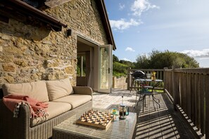 Outdoor dining - Luxury bolthole in secluded valley near coast (AXMINSTER)