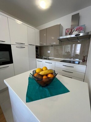 Appartement Supérieur, 1 chambre, balcon, vue ville | Cuisine privée | Réfrigérateur, four, plaque de cuisson, lave-vaisselle