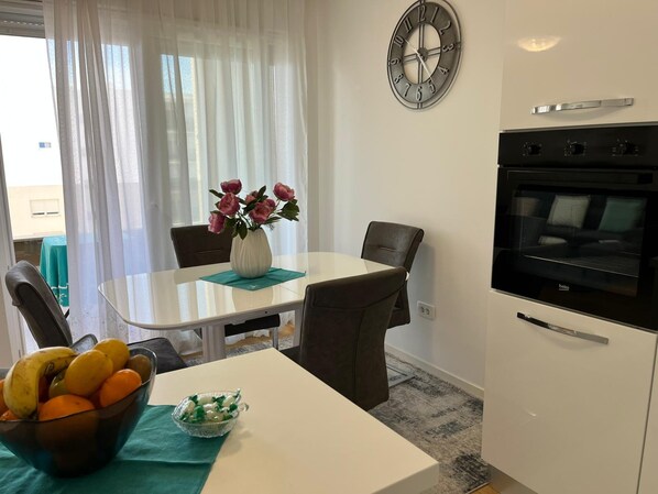 Appartement Supérieur, 1 chambre, balcon, vue ville | Salle à manger