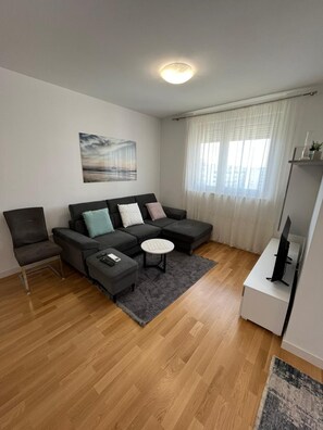Appartement Supérieur, 1 chambre, balcon, vue ville | Salle de séjour