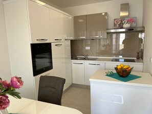 Superior-lejlighed - 1 soveværelse - balkon - byudsigt | Privat køkken | Køleskab, ovn, kogeplade, opvaskemaskine