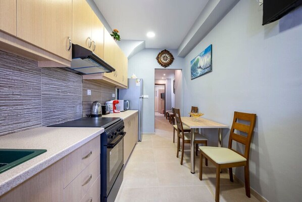 Jääkaappi, mikroaaltouuni, uuni, liesi