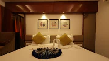 Deluxe Room | 1 bedroom, desk, laptop workspace, iron/ironing board