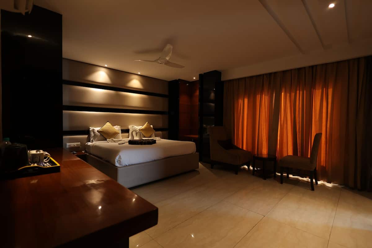 Superior Room | 1 bedroom, desk, laptop workspace, iron/ironing board