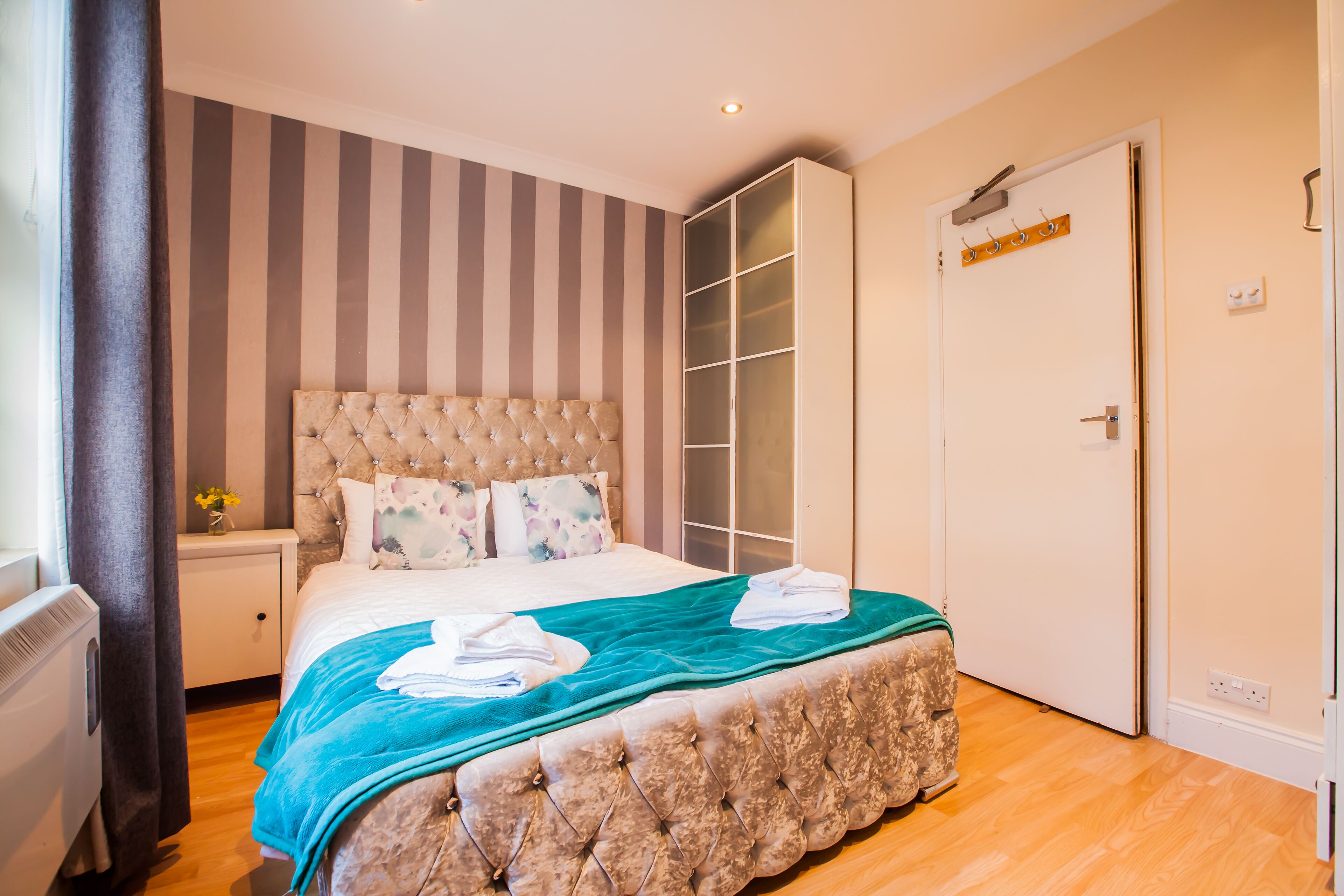 2 bedrooms, desk, iron/ironing board, WiFi