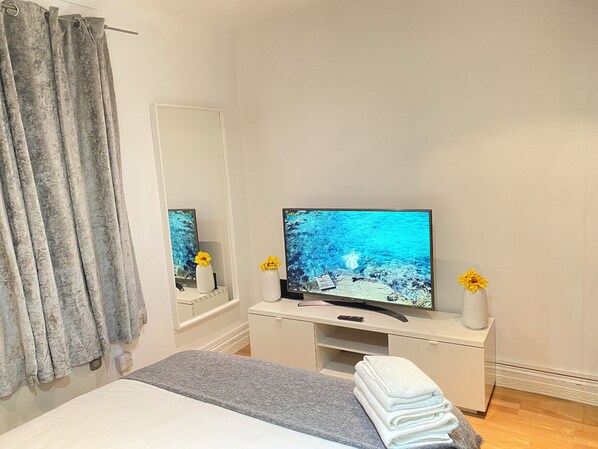 2 bedrooms, desk, iron/ironing board, WiFi