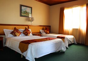 Quarto casal básico | Escrivaninha, Wi-Fi de cortesia, roupa de cama