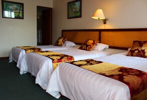 Quarto triplo básico | Escrivaninha, Wi-Fi de cortesia, roupa de cama