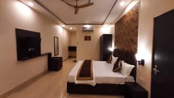 Luxury Double Room | Premium bedding, desk, laptop workspace, bed sheets
