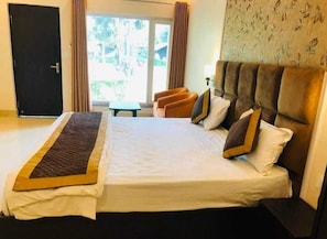 Deluxe-Doppelzimmer | Hochwertige Bettwaren, Schreibtisch, laptopgeeigneter Arbeitsplatz