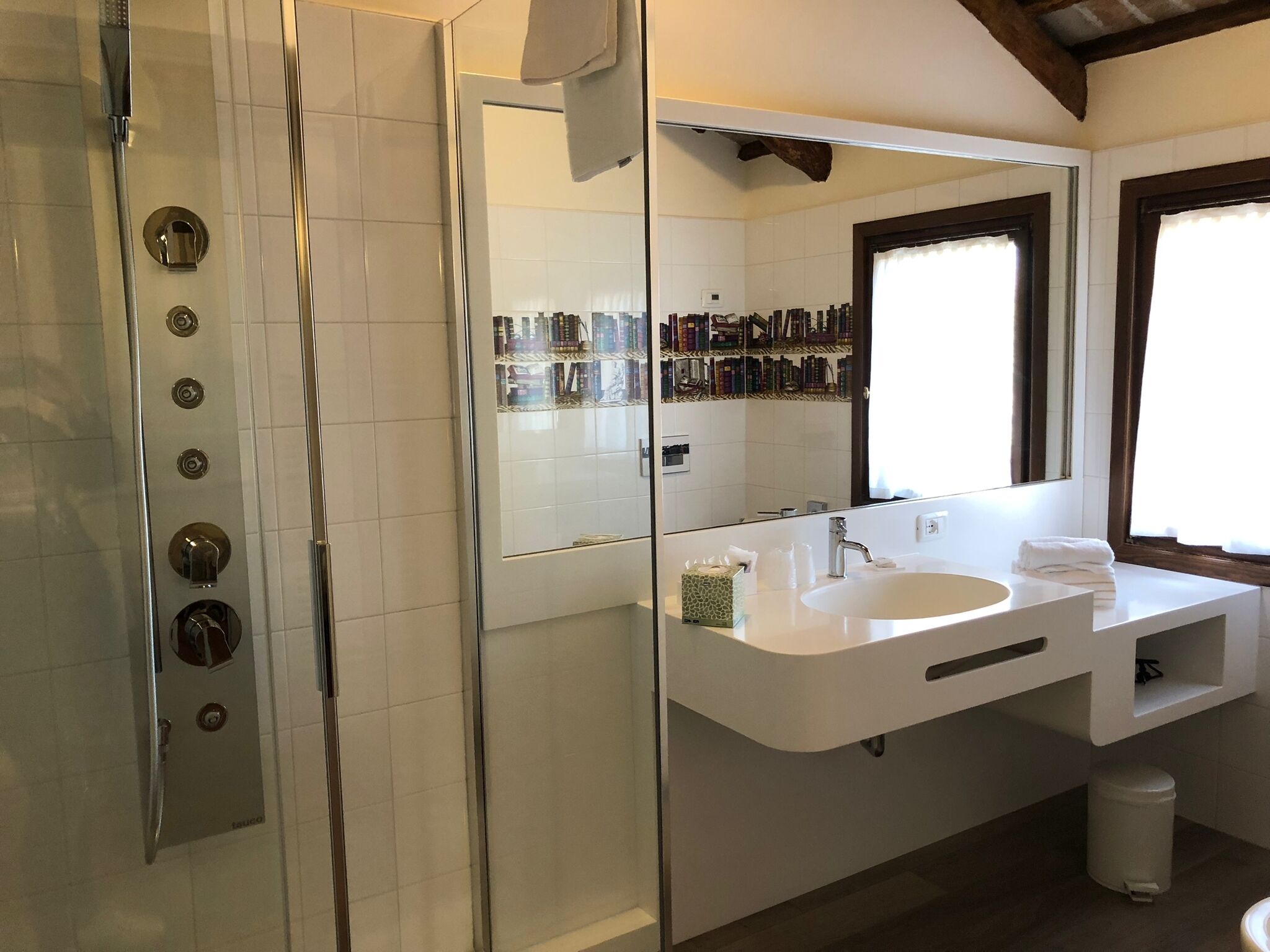 Artículos de tocador gratuitos, secador de pelo, pantuflas, bidet