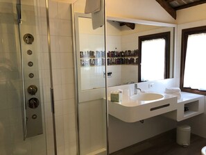 Comfort-Doppel- oder -Zweibettzimmer | Badezimmer