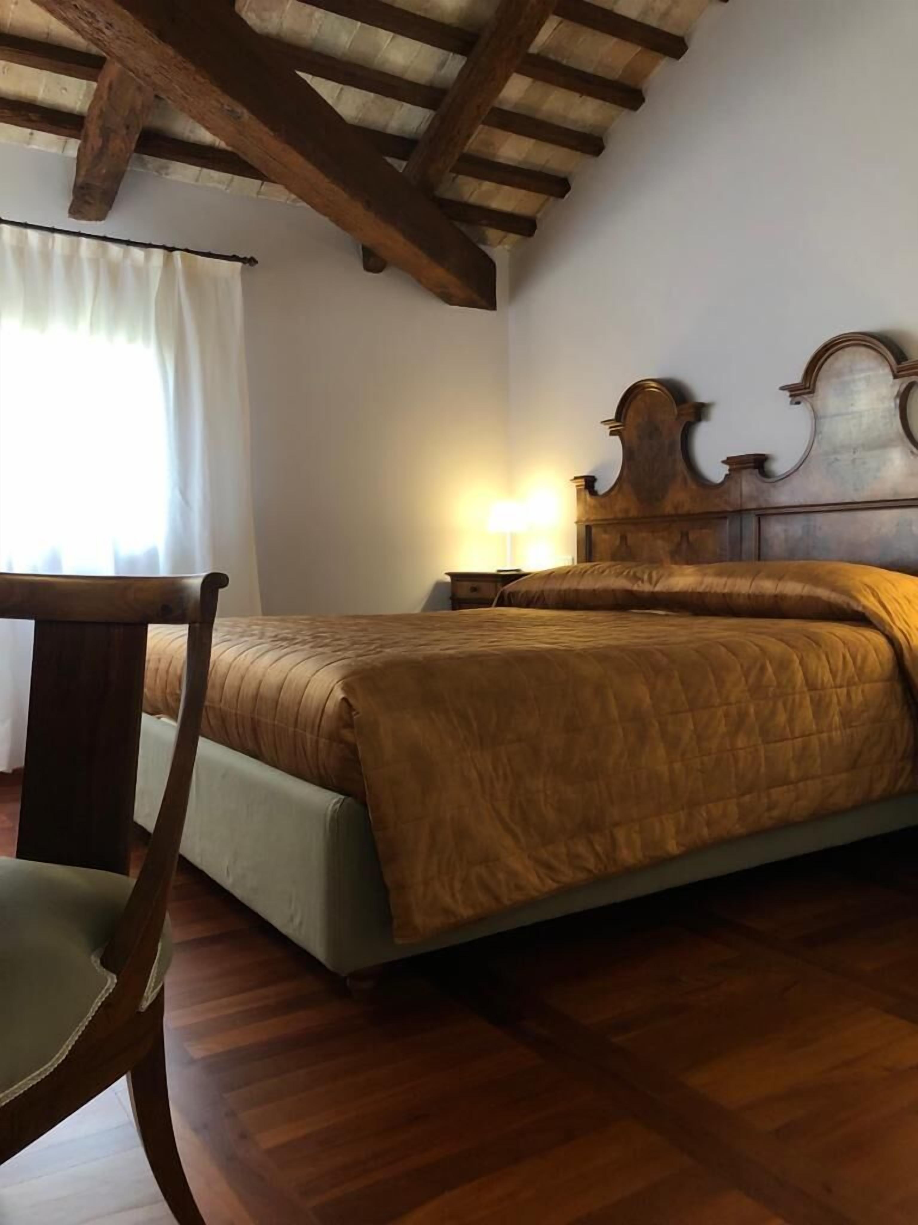 ميني بار وخزنة داخل الغرفة ومكتب ومساحة عمل للكمبيوتر المحمول