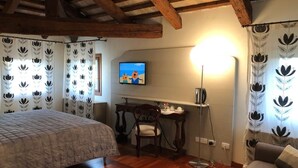 Une pièce comprenant un lit, un bureau, une chaise et un canapé.