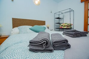 2 makuuhuonetta, silitysrauta/-lauta, ilmainen Wi-Fi, vuodevaatteet
