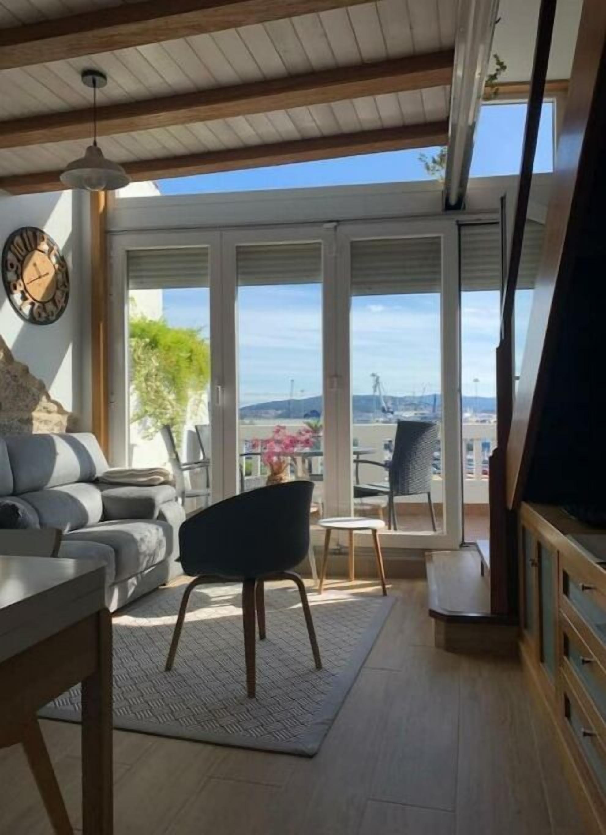 تلفزيون بشاشة مسطحة