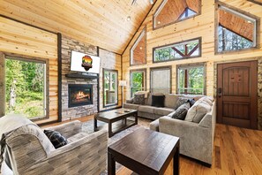 Smart TV, fireplace, foosball, offices - A Peak Experience in Hochatown/Broken Bow, OK (Broken Bow)