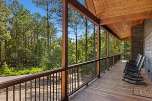 Property grounds - A Peak Experience in Hochatown/Broken Bow, OK (Broken Bow)
