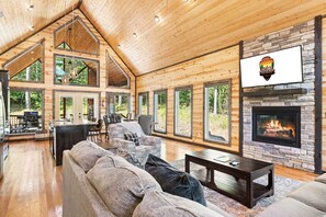 Smart-TV, Kamin, Tischfußball, Arbeitsbereiche