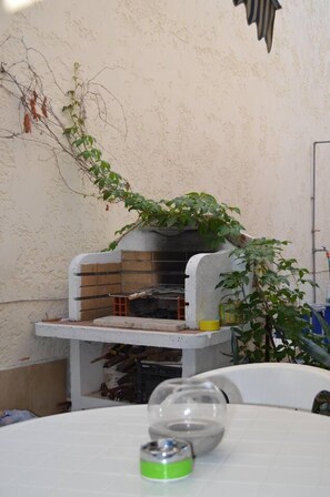 House | Outdoor dining - Immaculate 3-bed House in (Sithonia)