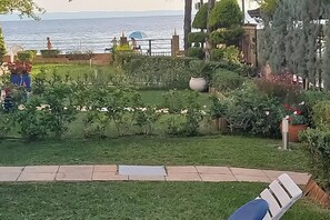 House | Property grounds - Immaculate 3-bed House in (Sithonia)