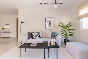 Departamento estándar | Área de sala de estar | Smart TV de 43 pulgadas con canales digitales, televisión y Netflix 