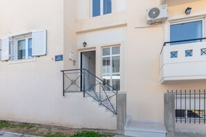 A building with a beige facade, a staircase with black railings, and a window with shutters. - Superior 3BR Apartment in Chalandri (Chalandri)