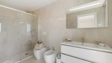 Family Villa, 6 Bedrooms, Refrigerator & Microwave (Villa Chimera White 16 with Pool &) | Bathroom