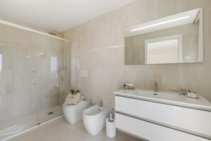 Villa familiare, camere multiple, frigorifero e microonde (Villa Chimera White 16 with Pool &) | Bagno | Doccia, asciugacapelli, bidet, asciugamani