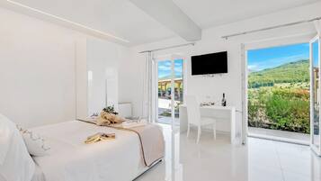 Family Villa, 6 Bedrooms, Refrigerator & Microwave (Villa Chimera White 16 with Pool &) | 5 bedrooms