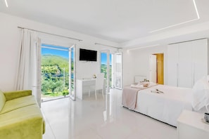 Familievilla, 6 soverom, kjøleskap og mikrobølgeovn, ved fjell (Villa Chimera White 16 with Pool &) | 5 soverom