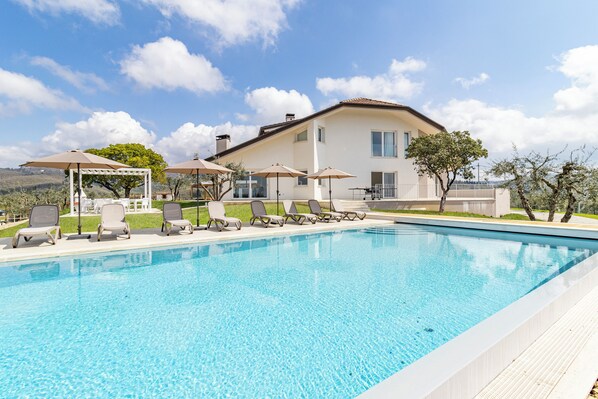 Family Villa, 6 Yatak Odası, Buzdolabı ve Mikrodalga (Villa Chimera White 16 with Pool &) | Havuz | Sezonluk açık havuz 