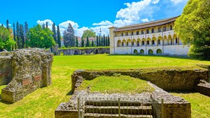 An ancient building with a courtyard, stone ruins, and a clear blue sky. - Amazing Villa Chimera White View Pool (Arezzo)