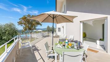 Family Villa, 6 Bedrooms, Refrigerator & Microwave (Villa Chimera White 16 with Pool &) | Outdoor dining