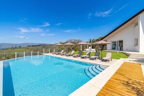 Familievilla, 6 soverom, kjøleskap og mikrobølgeovn, ved fjell (Villa Chimera White 16 with Pool &) | Basseng | Sesongbasert utendørsbasseng