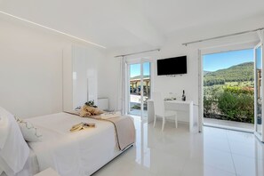 Family Villa, 6 Yatak Odası, Buzdolabı ve Mikrodalga (Villa Chimera White 16 with Pool &) | 5 yatak odası, ütü/ütü masası, ücretsiz kablosuz İnternet 
