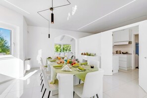 Family Villa, 6 Bedrooms, Refrigerator & Microwave (Villa Chimera White 16 with Pool &) | Dining