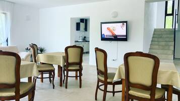 Standard Villa | Living area | 81-cm flat-screen TV with cable channels, TV, fireplace