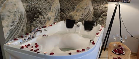 Deluxe Studio, Terrace, City View | Jetted bathtub