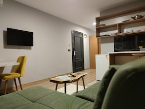 Suíte família, para não fumantes, cozinha | Área de estar | Smart TV 32 polegadas com canais via satélite, TV, Netflix