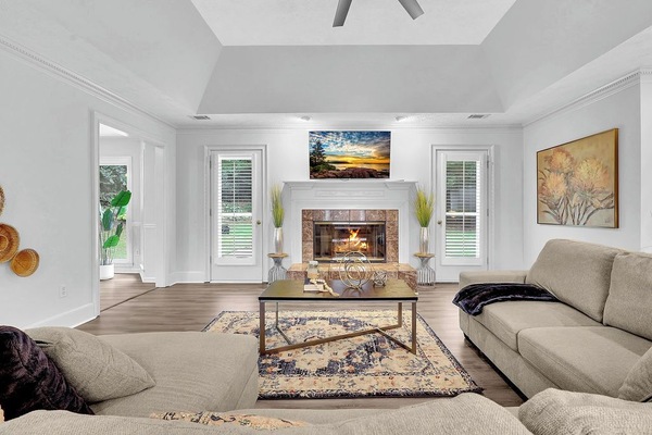 Smart-tv, een open haard, videospelletjes en een computerscherm