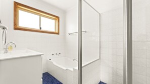 Combined shower/bathtub, towels - Golfers dream - 3 Bay Lane narooma (Narooma)
