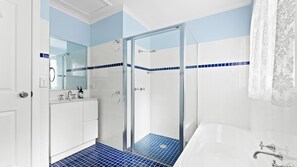 Bathtub - 95 Cresswick Parade, Dalmeny (Dalmeny)