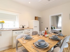 Fridge, dishwasher, electric kettle, toaster - Pond Cottage (Alnwick)